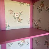 Armoire parisienne vintage – intérieur fleuri framboise – pièce unique