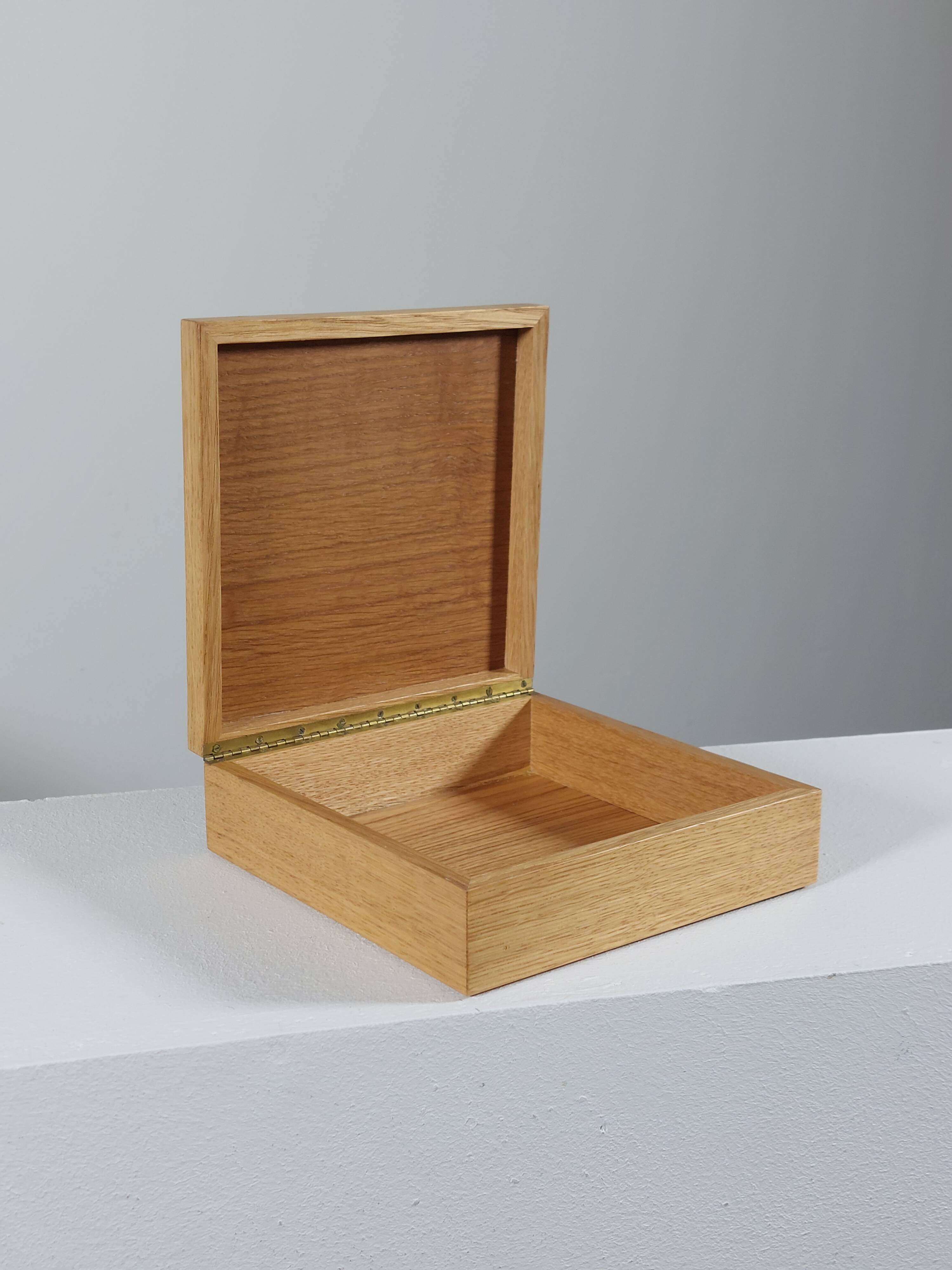 Boîte en bois vintage faite à la main avec des incrustations.