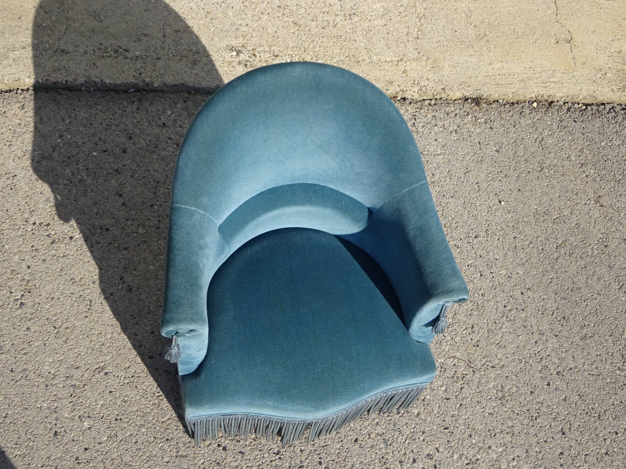 Fauteuil crapaud en velours bleu