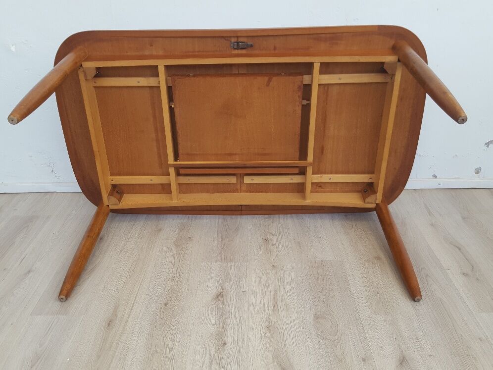 Extendable teak table