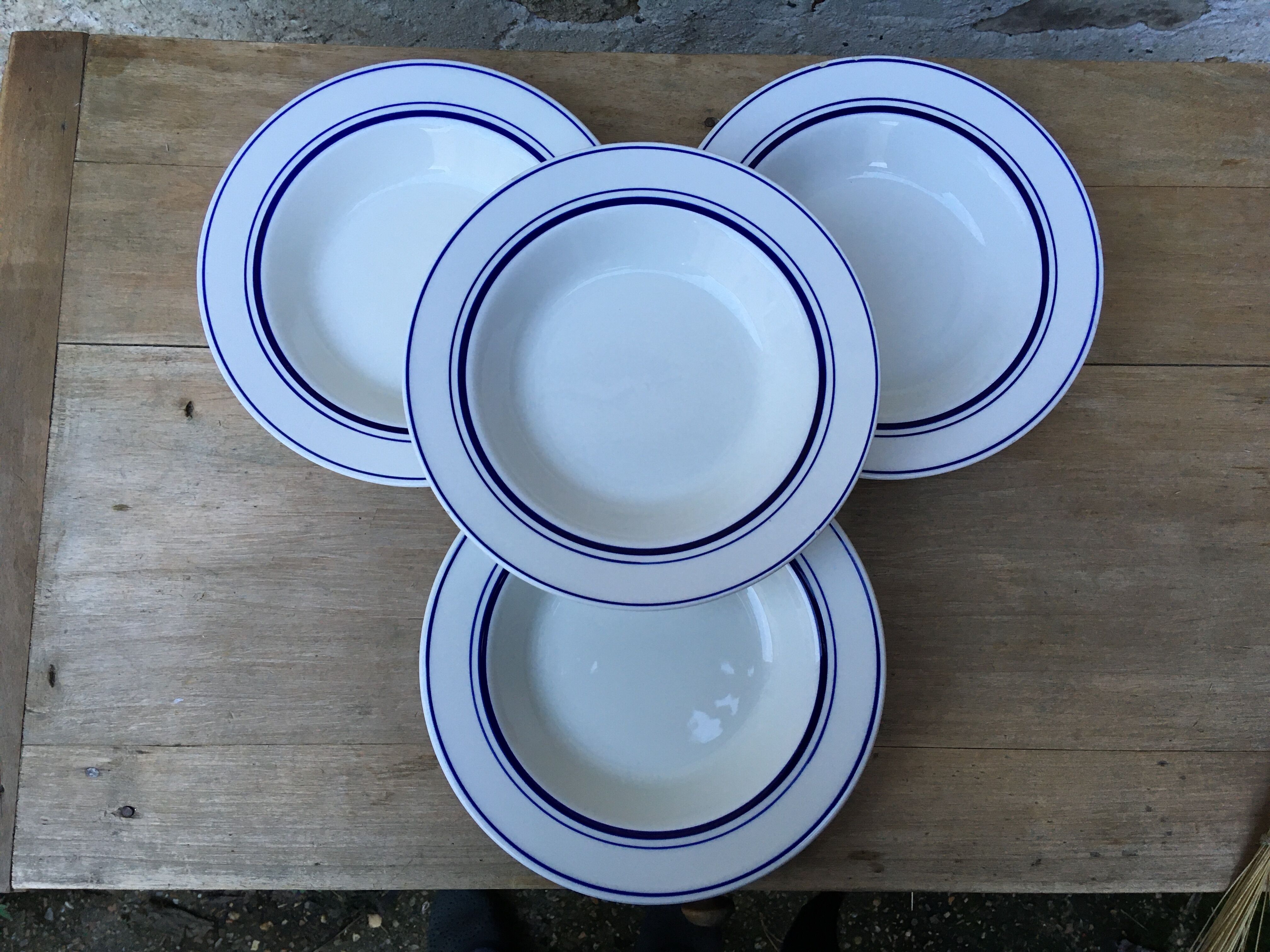 Hollow plates with blue trim Quadrifoglio