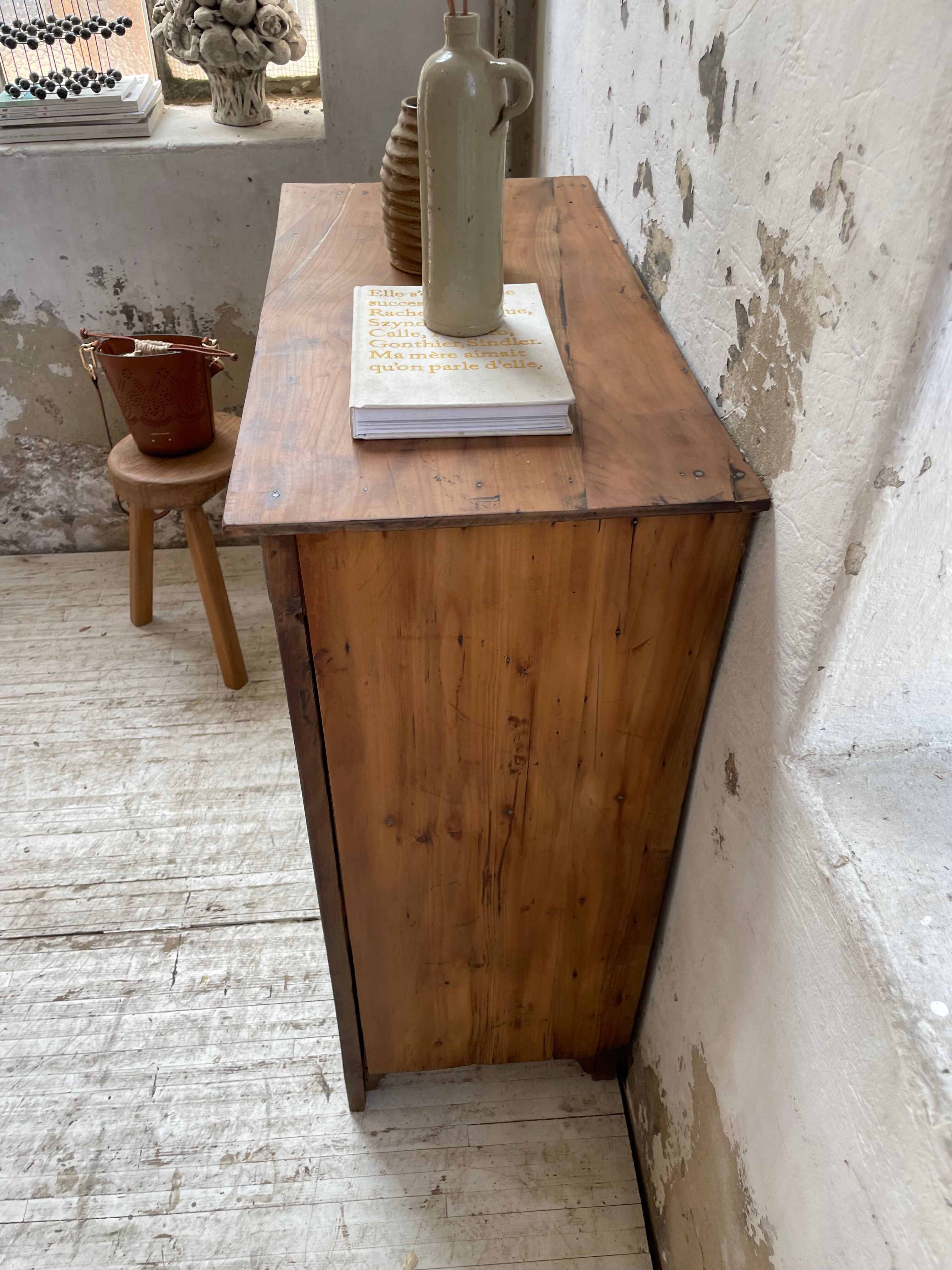 Buffet in oak and pine wood