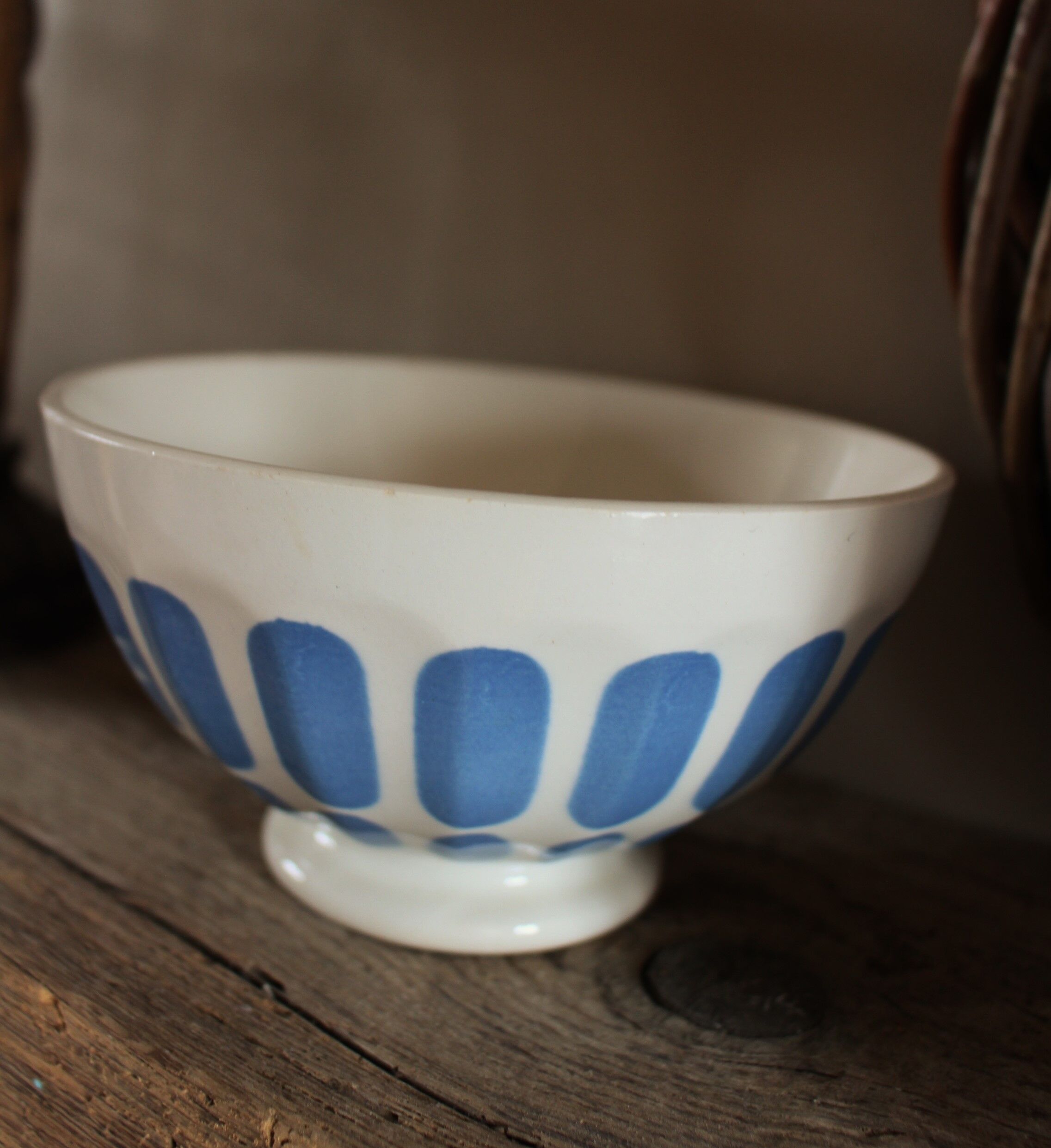 Bol Digoin Sarreguemines pastilles bleu faïence sur pied