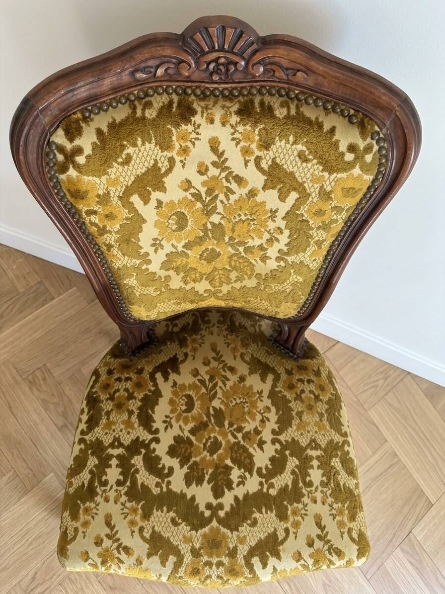 Antique Baroque-style armchair in wood and golden velvet