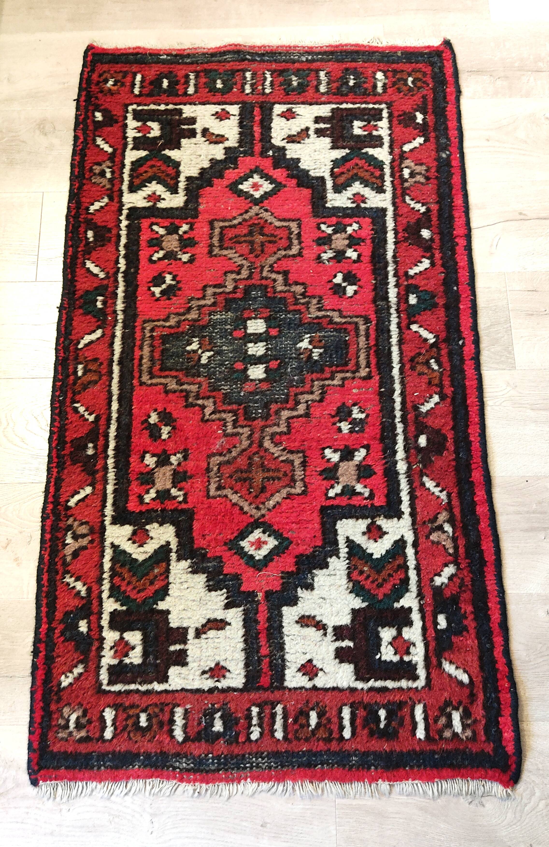 Oriental rug 135 x 75 cm