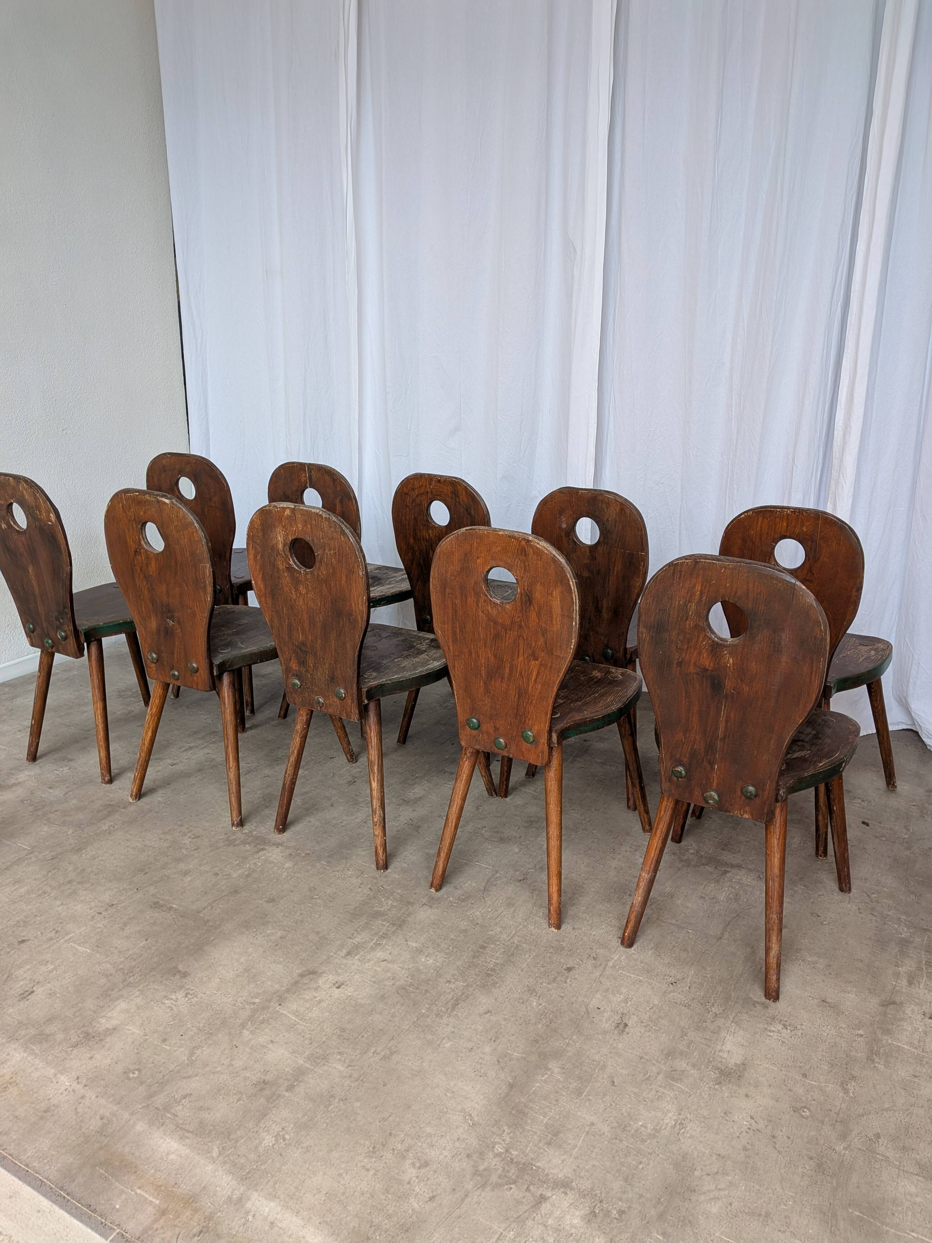 8 chaises brutalistes vintage en bois