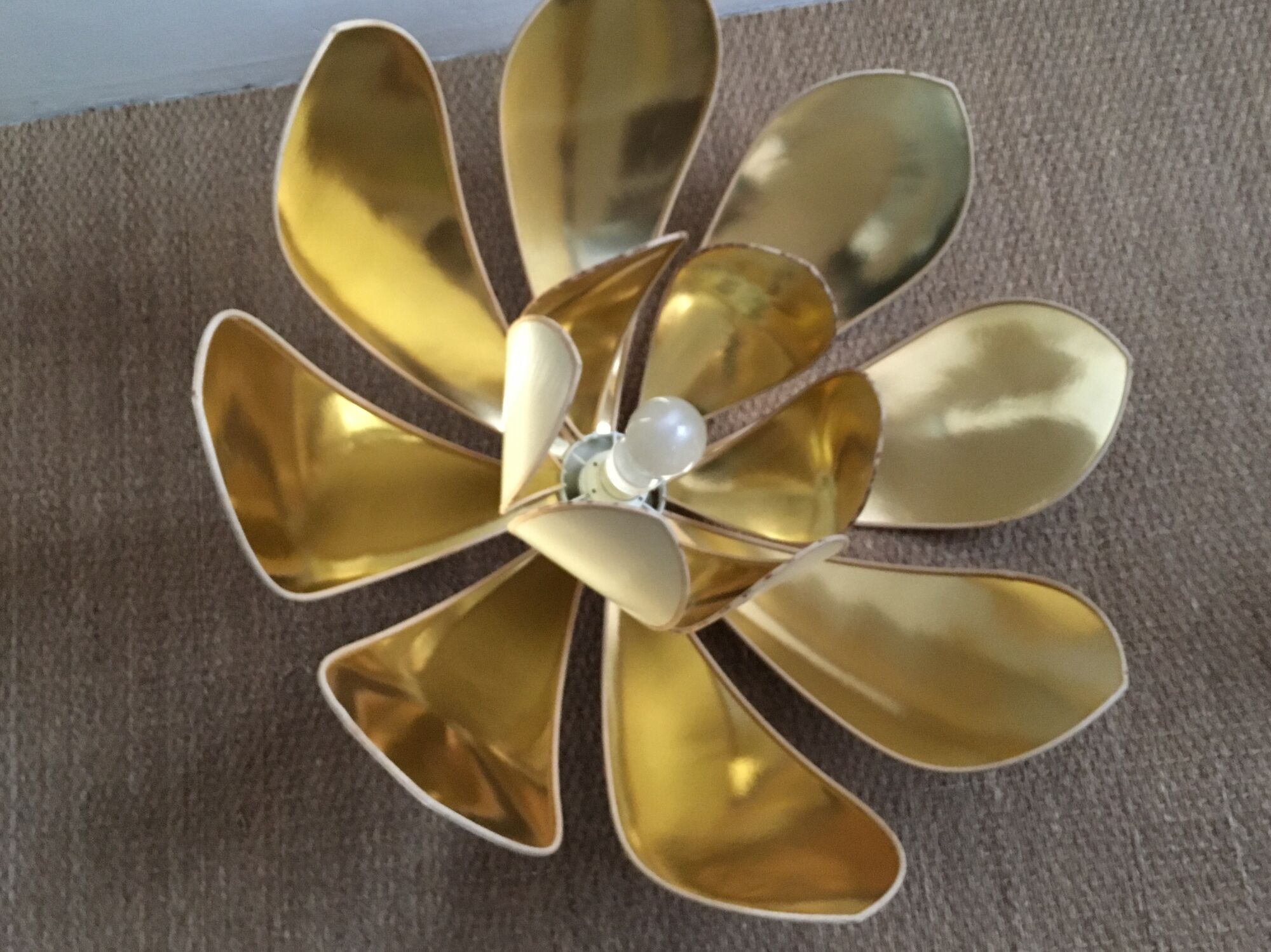 Suspension fleur petales beiges et dorees vintage
