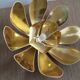 Suspension fleur petales beiges et dorees vintage