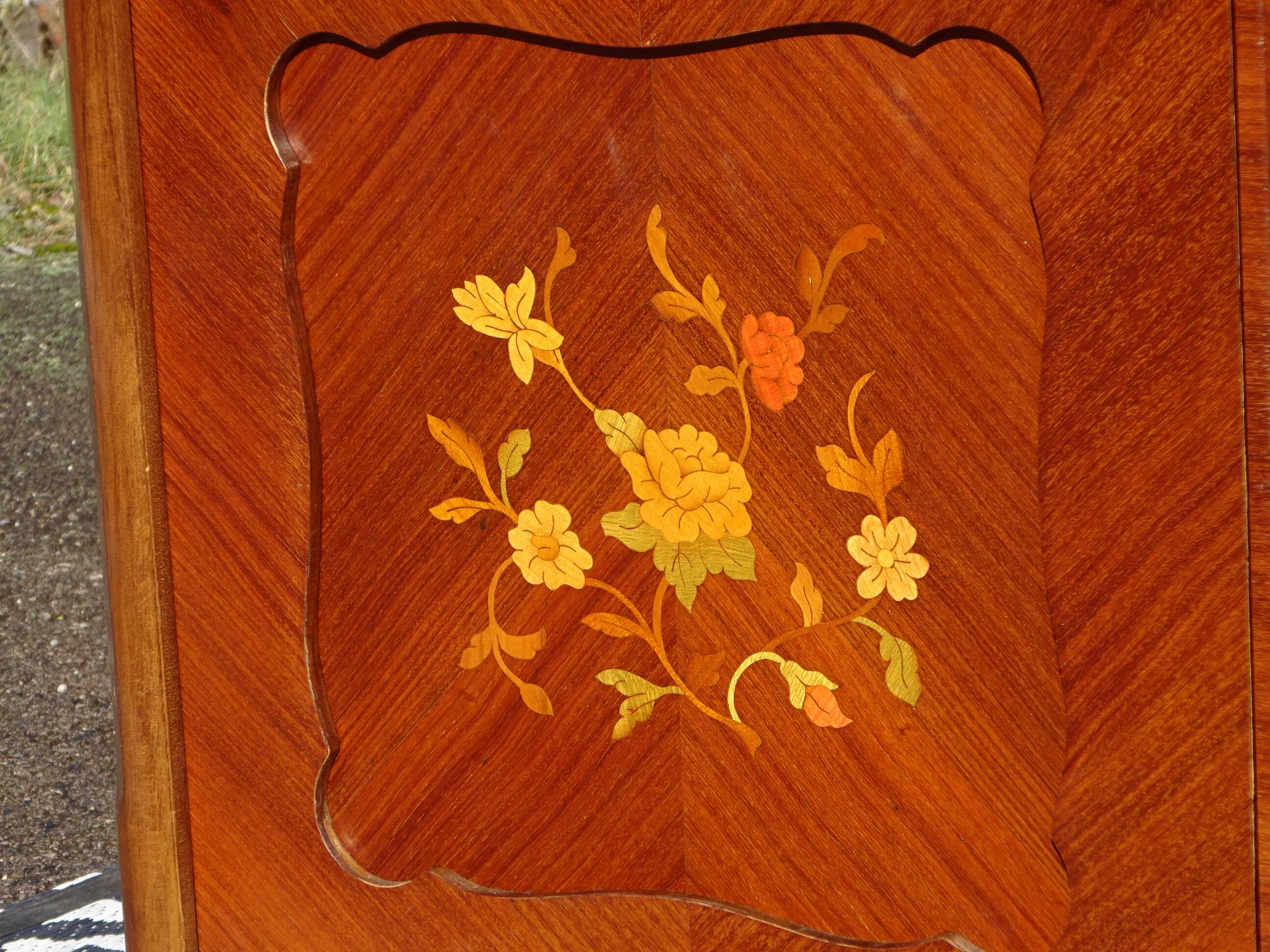 Glass library with rosewood marquetry in the Louis XV style.