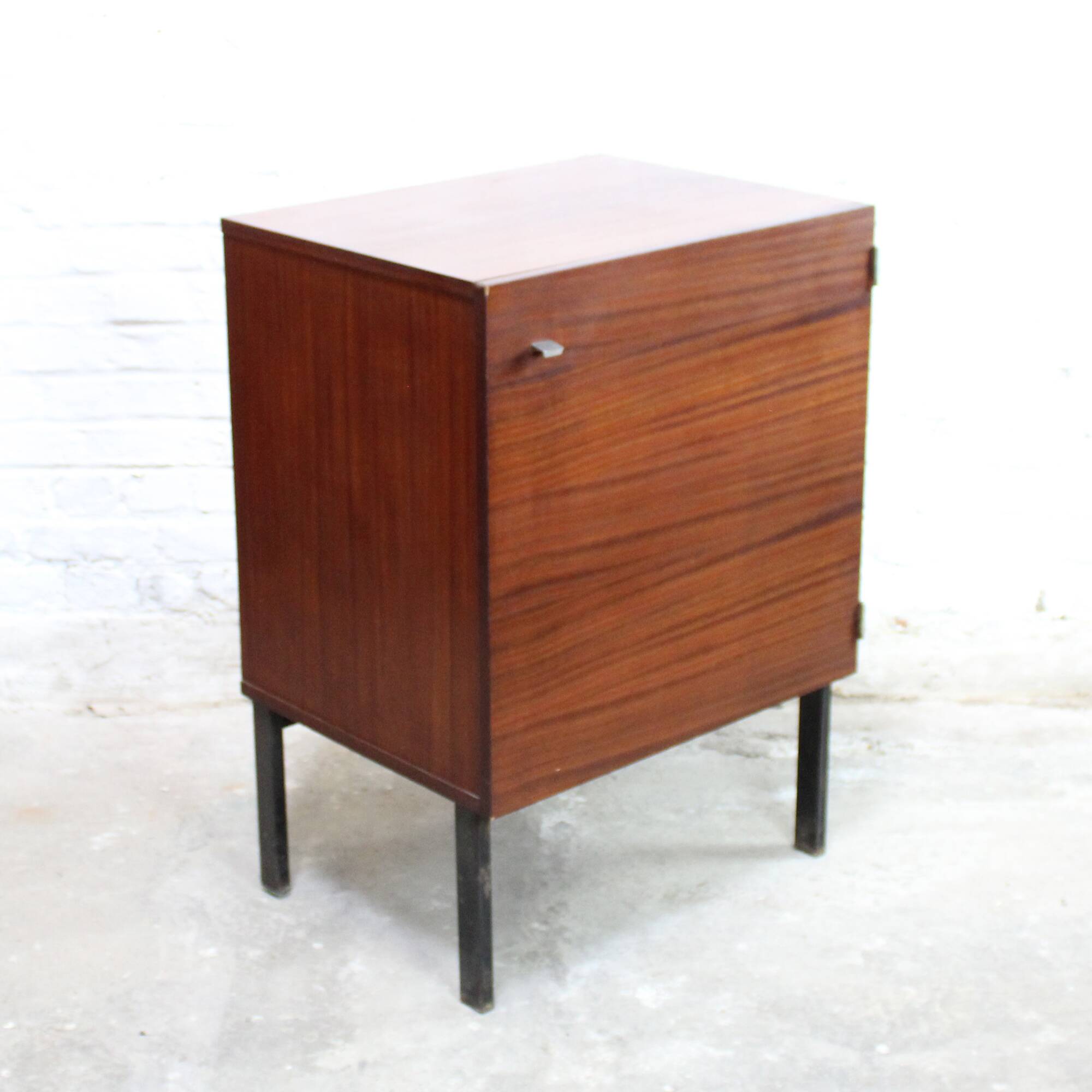 Meuble de rangement "660" par Pierre Guariche pour Meurop 1961