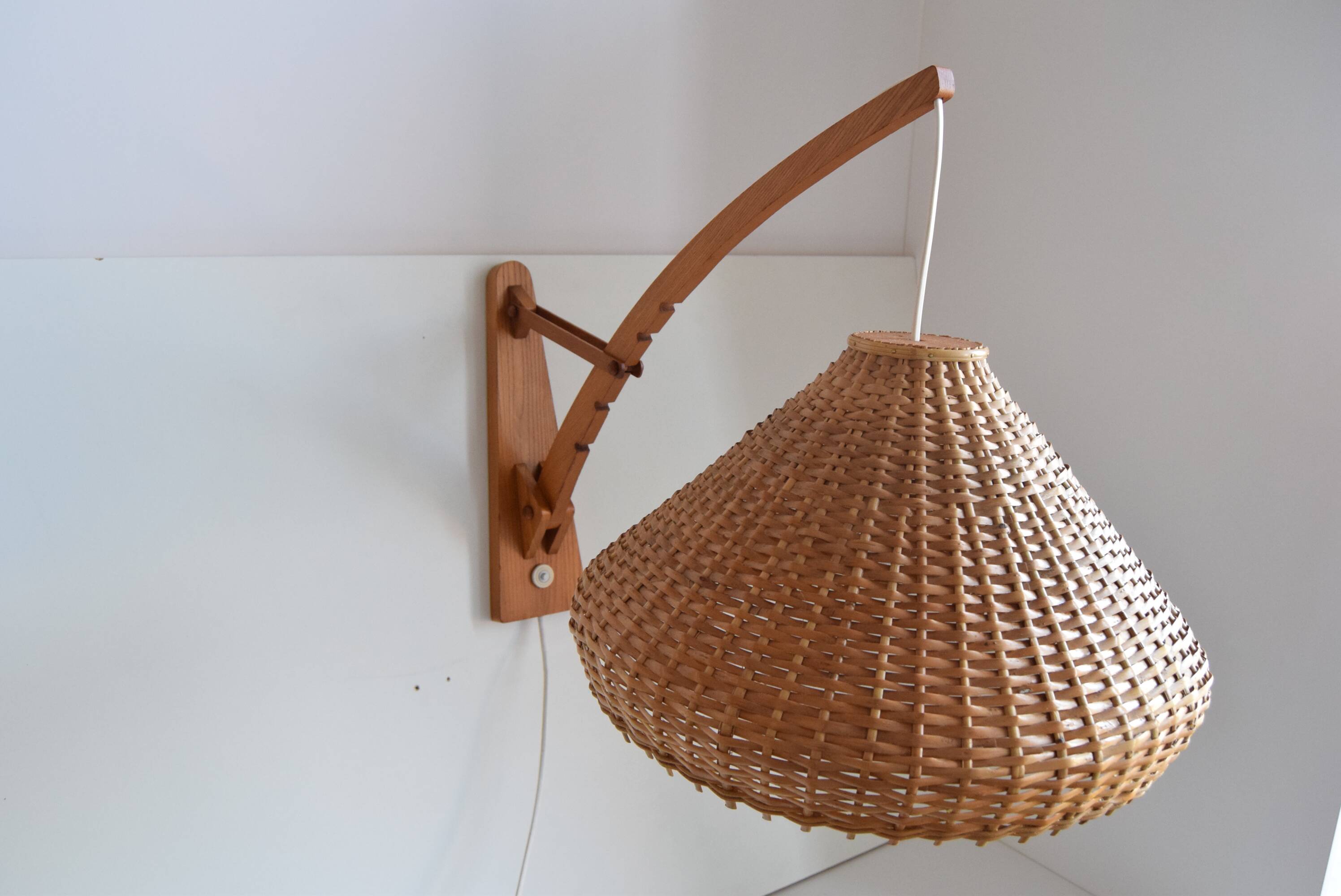 Adjustable wooden wall lamp 1960s by Pokrok Žilina, Czechoslovakia.