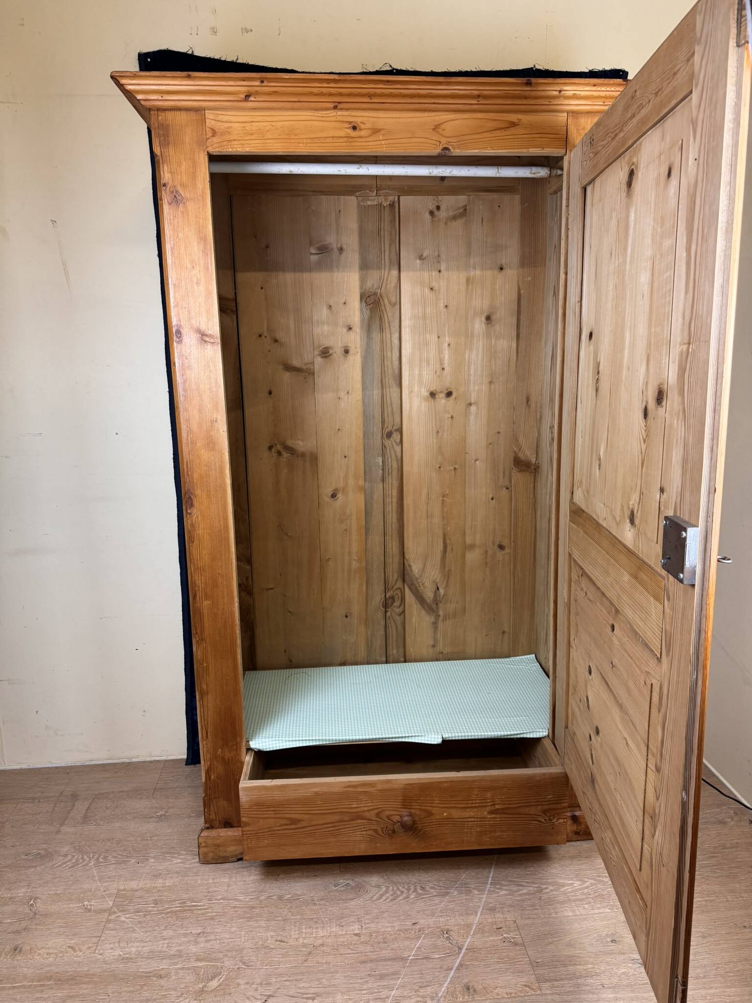 Very pretty Savoyard fir bonnet maker