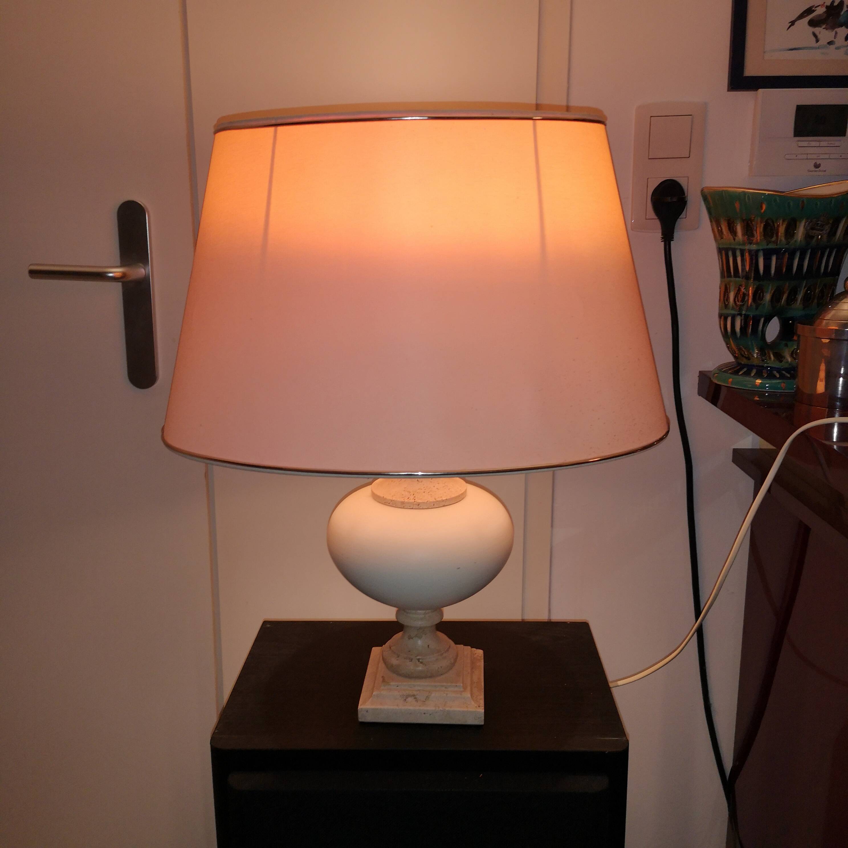 lampe moderniste circa 1970 en travertin et tôle laquée
