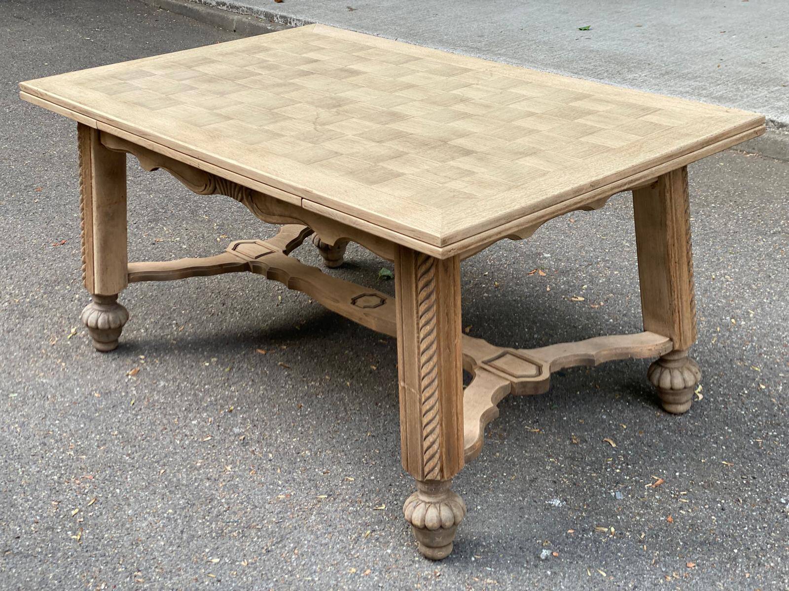 Table à manger extensible Louis XIII décapée en chêne années 50