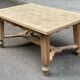Table à manger extensible Louis XIII décapée en chêne années 50
