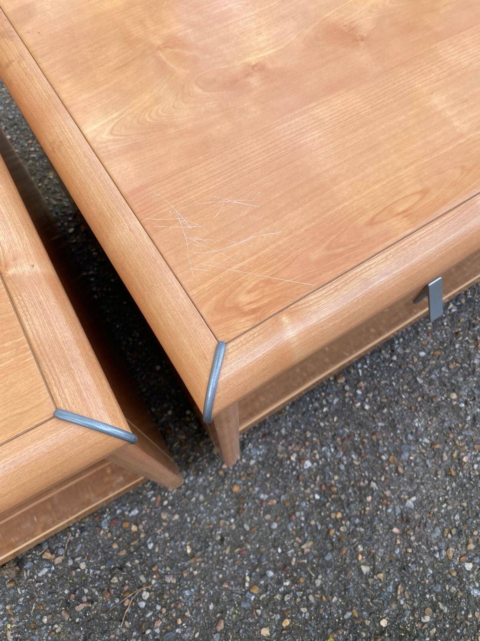 2 tables de chevet françaises Gauthier en bois clair avec 2 tiroirs