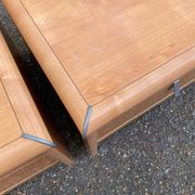 2 tables de chevet françaises Gauthier en bois clair avec 2 tiroirs