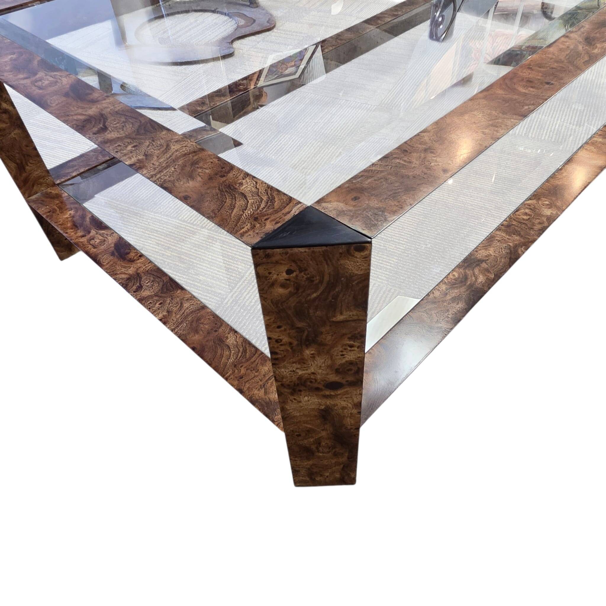 Table basse années 80 en métal gainé imitation loupe de noyer.