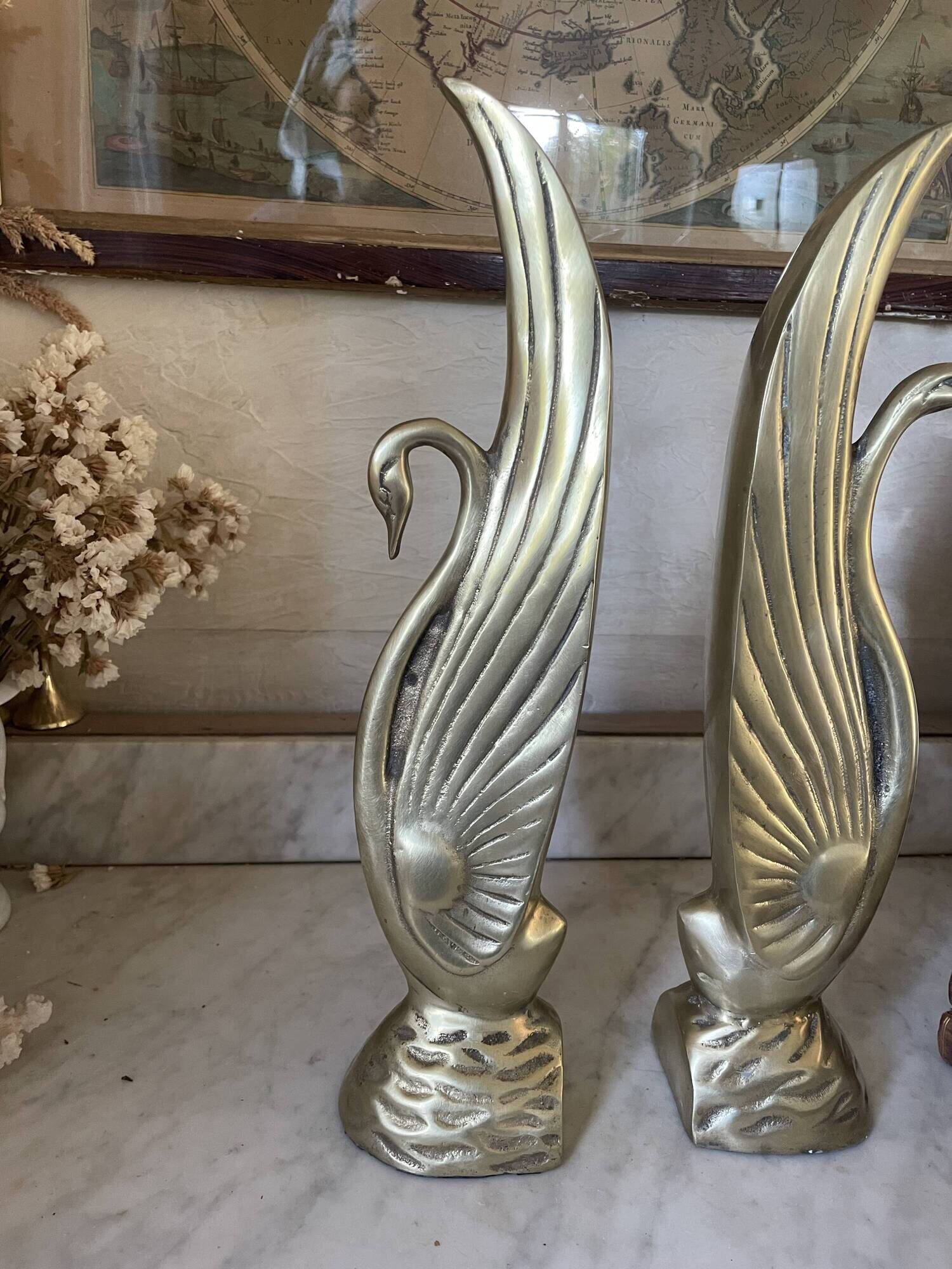 Pair of brass bookends, sculptural swans in Art Nouveau style.
