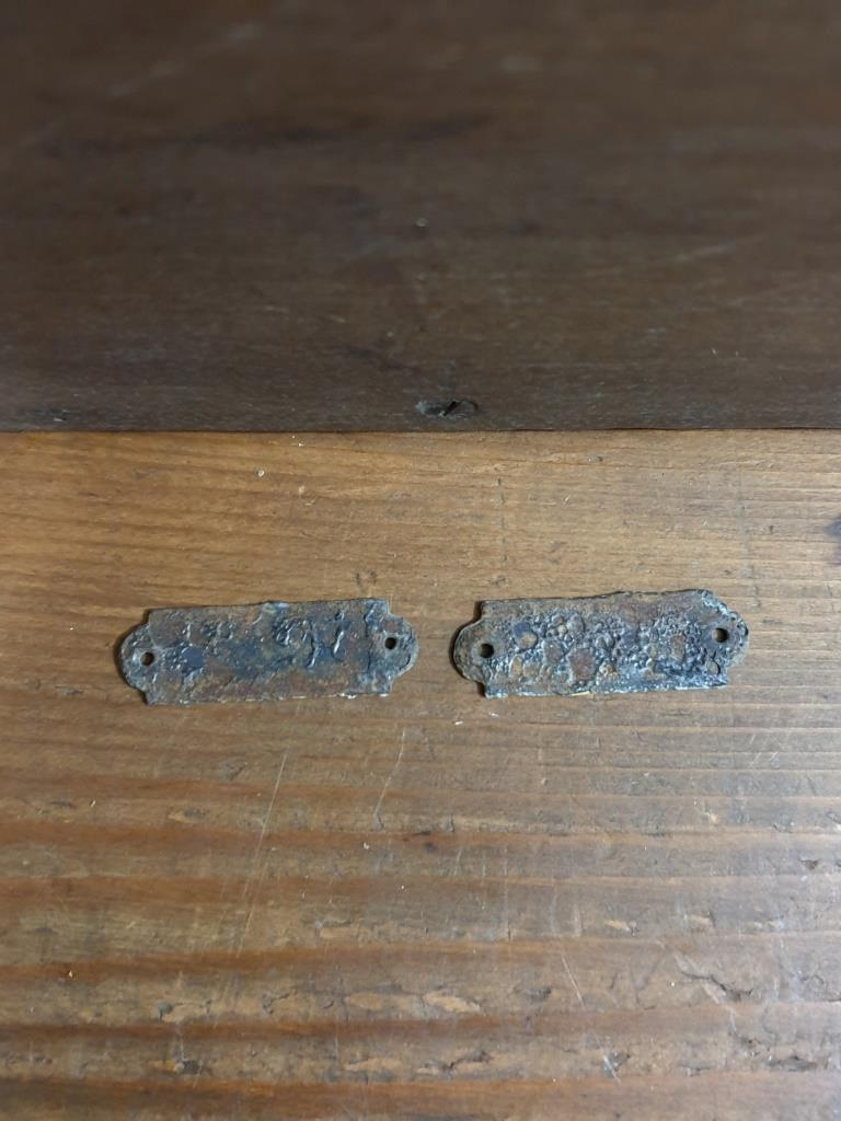 Closed open enamelled plates