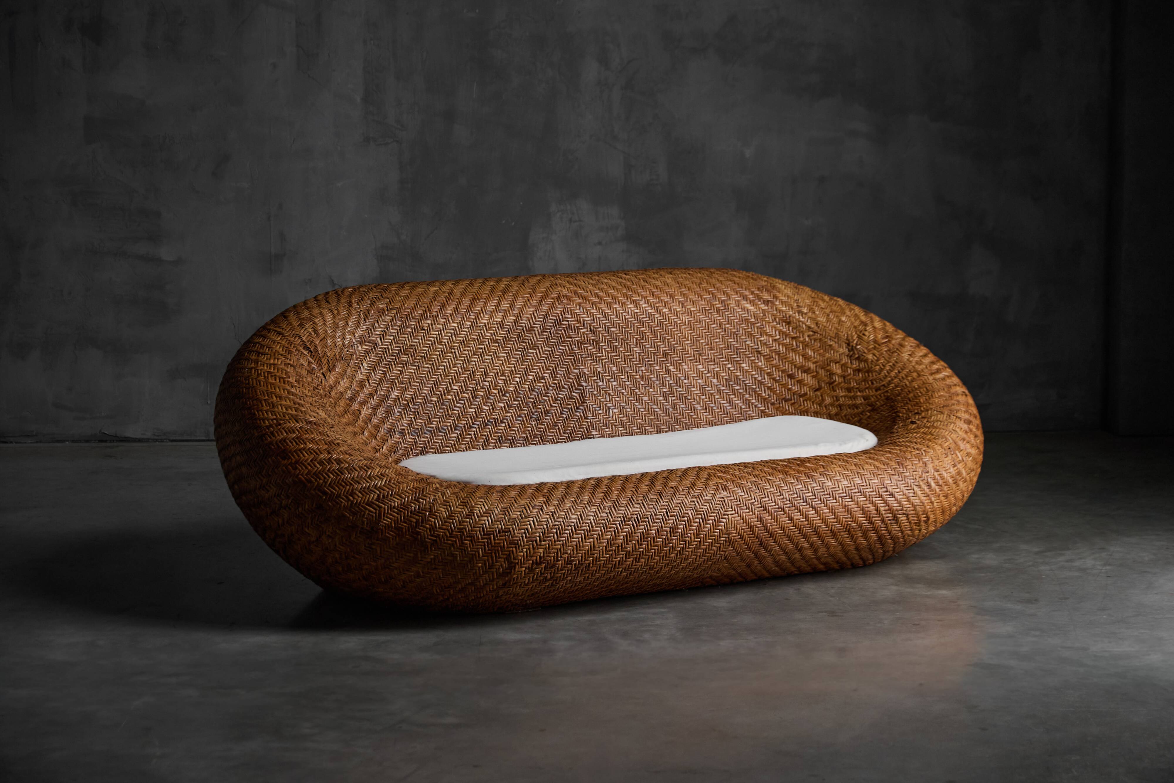 Canapé en osier tressé, style milieu du XXe siècle, France, années 1970