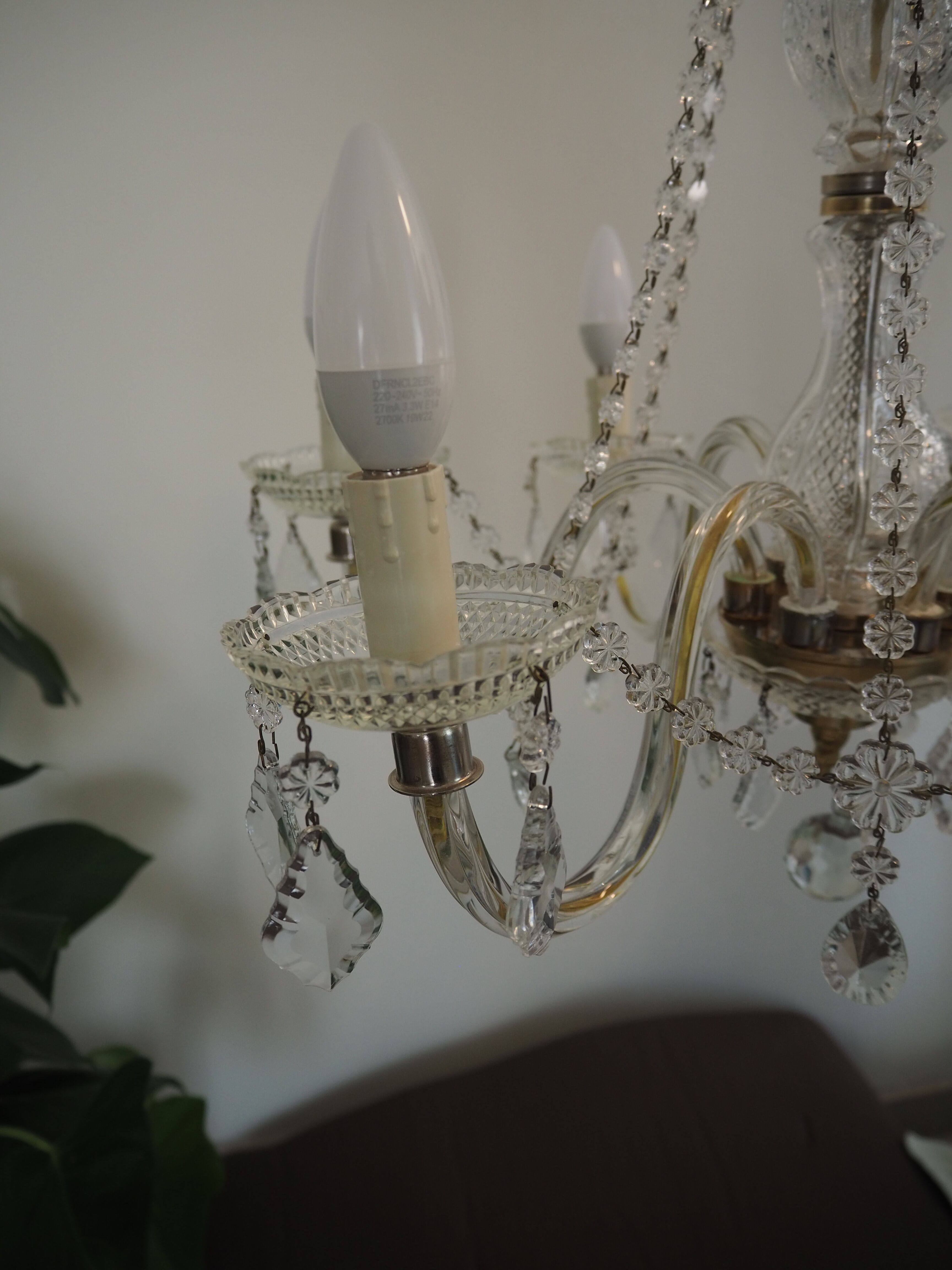 6-light chandelier with tassels