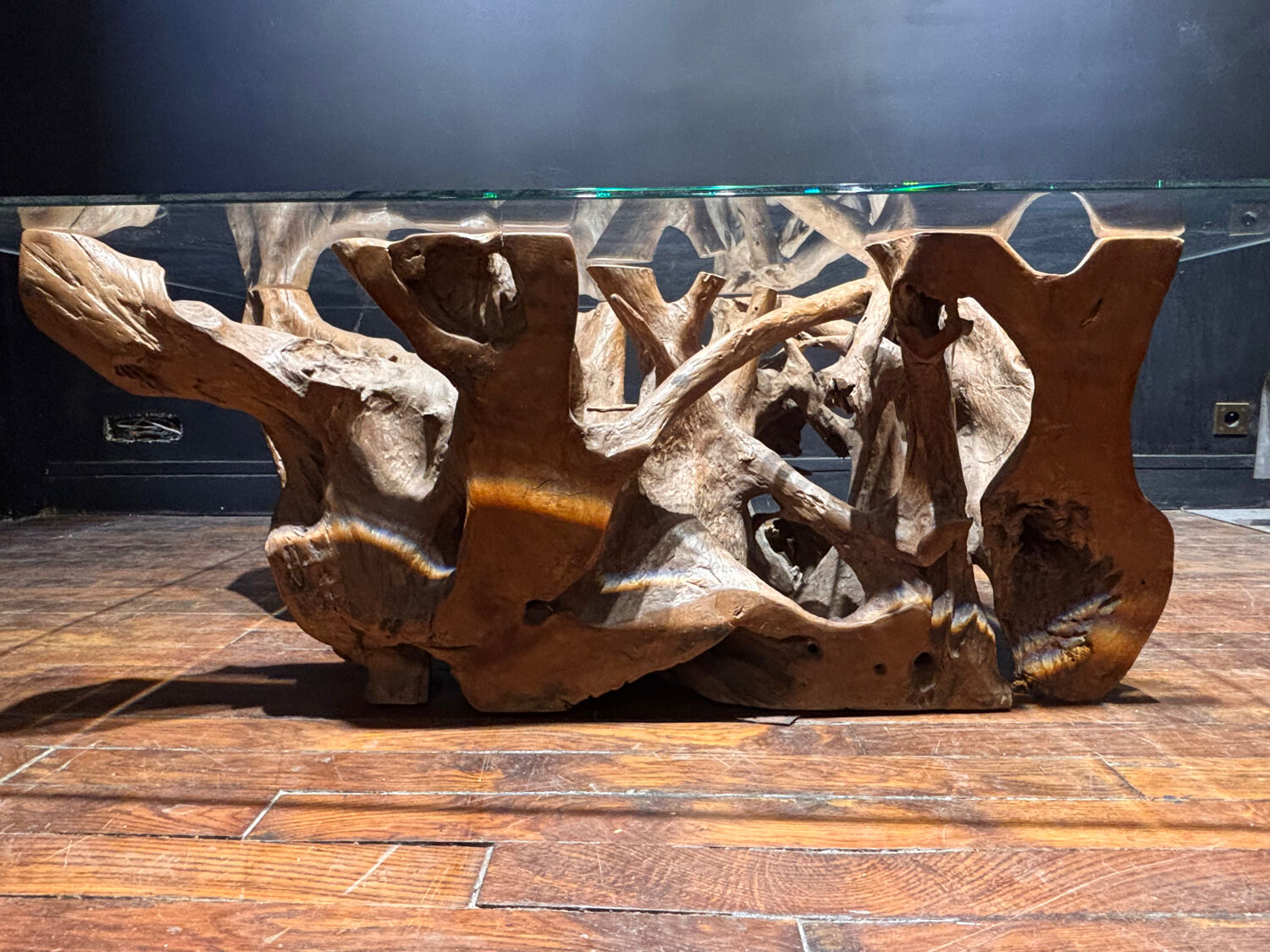 Design coffee table in driftwood and glass – Unique and natural piece