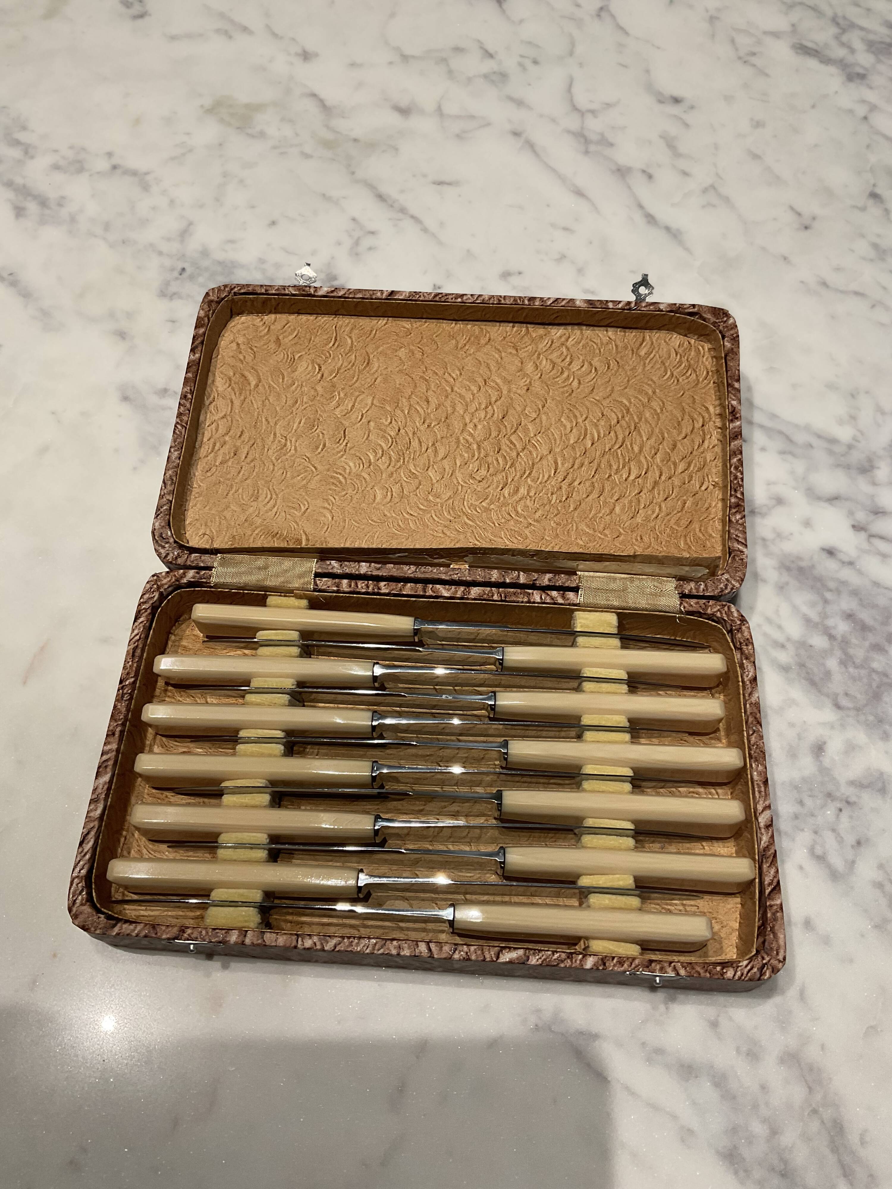 1é couteaux à fromage ou entremets . Inox et Bakélite