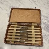 1é couteaux à fromage ou entremets . Inox et Bakélite