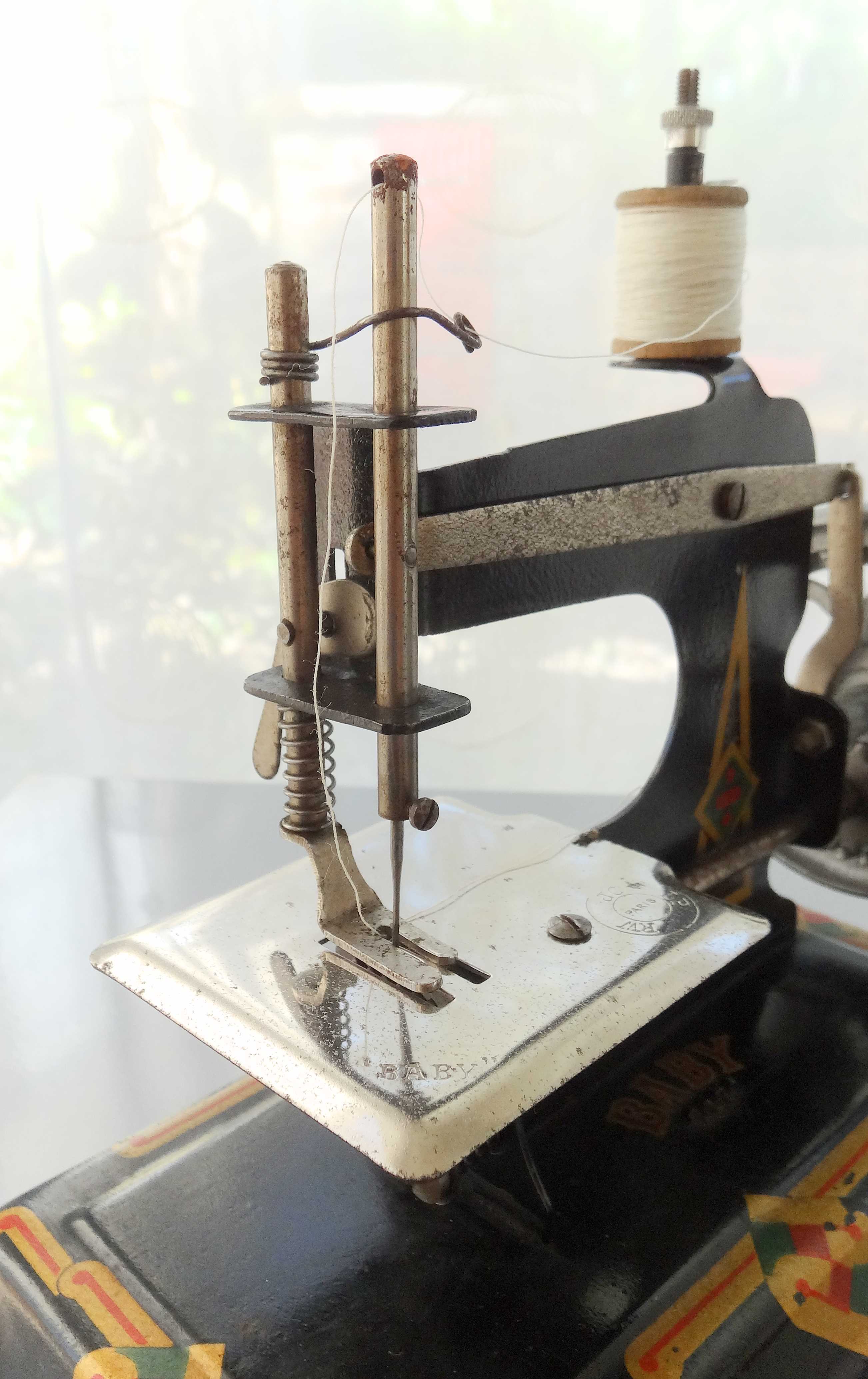 Baby sewing machine years 20-30