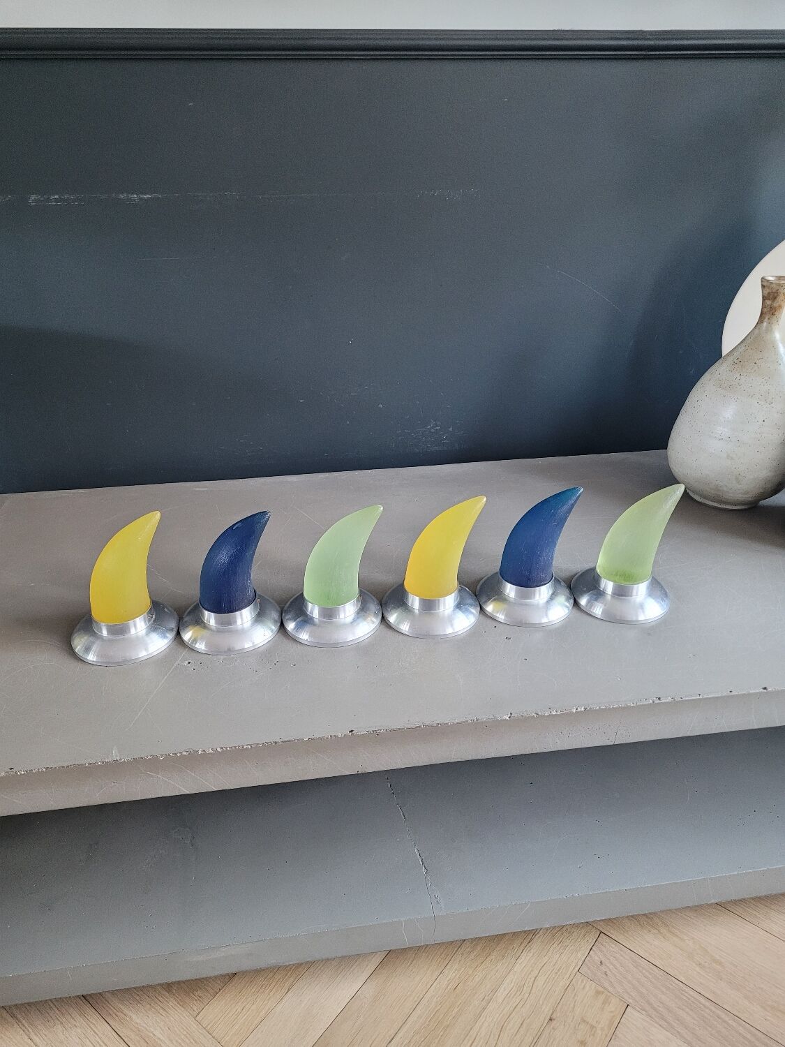 6 vintage horn coat hooks in resin and aluminium