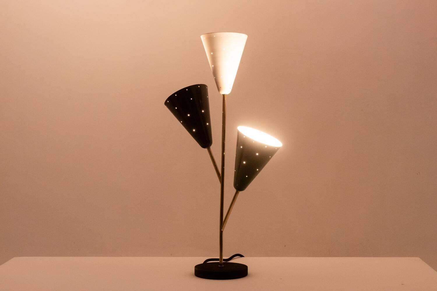 Stilnovo. 3-light lamp in sheet metal and brass. 1960s.