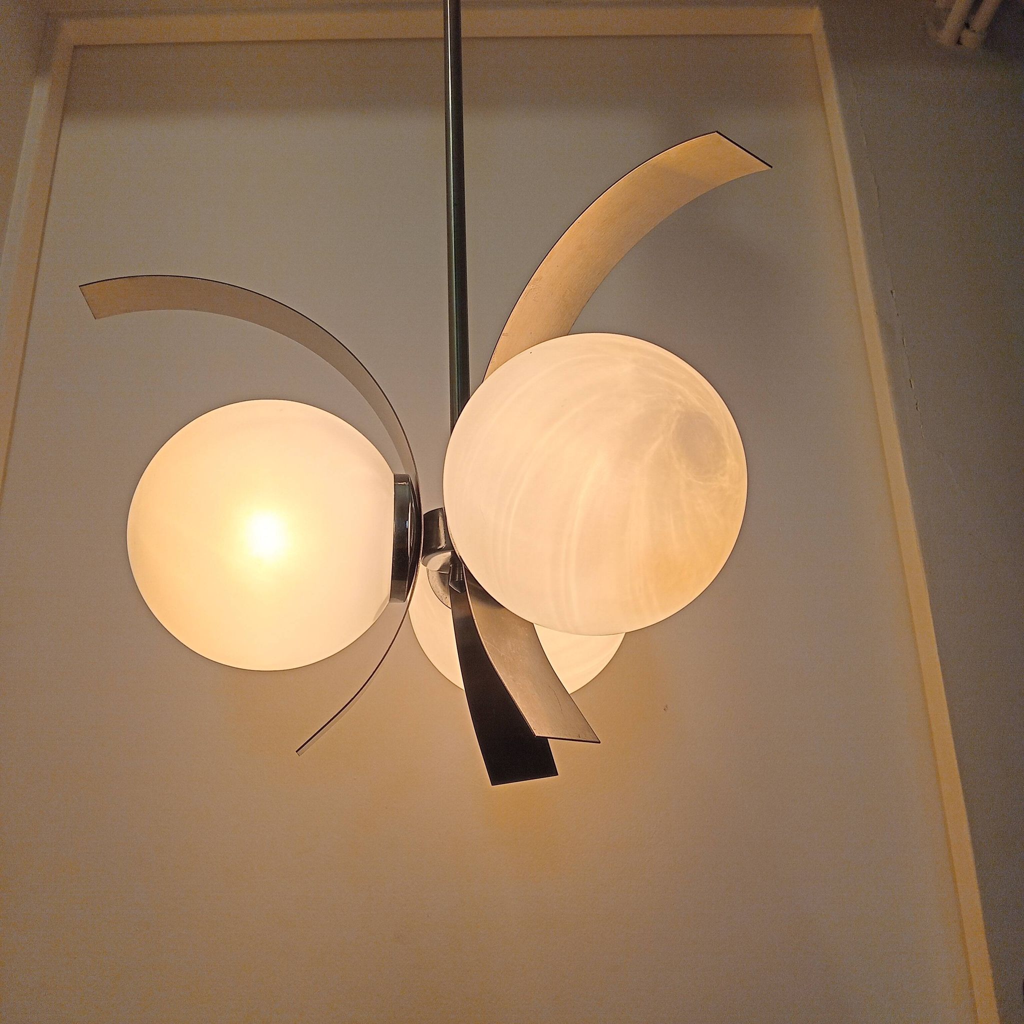 Vintage 3-branch chandelier in aluminum and opaline – 70s – Retro design
