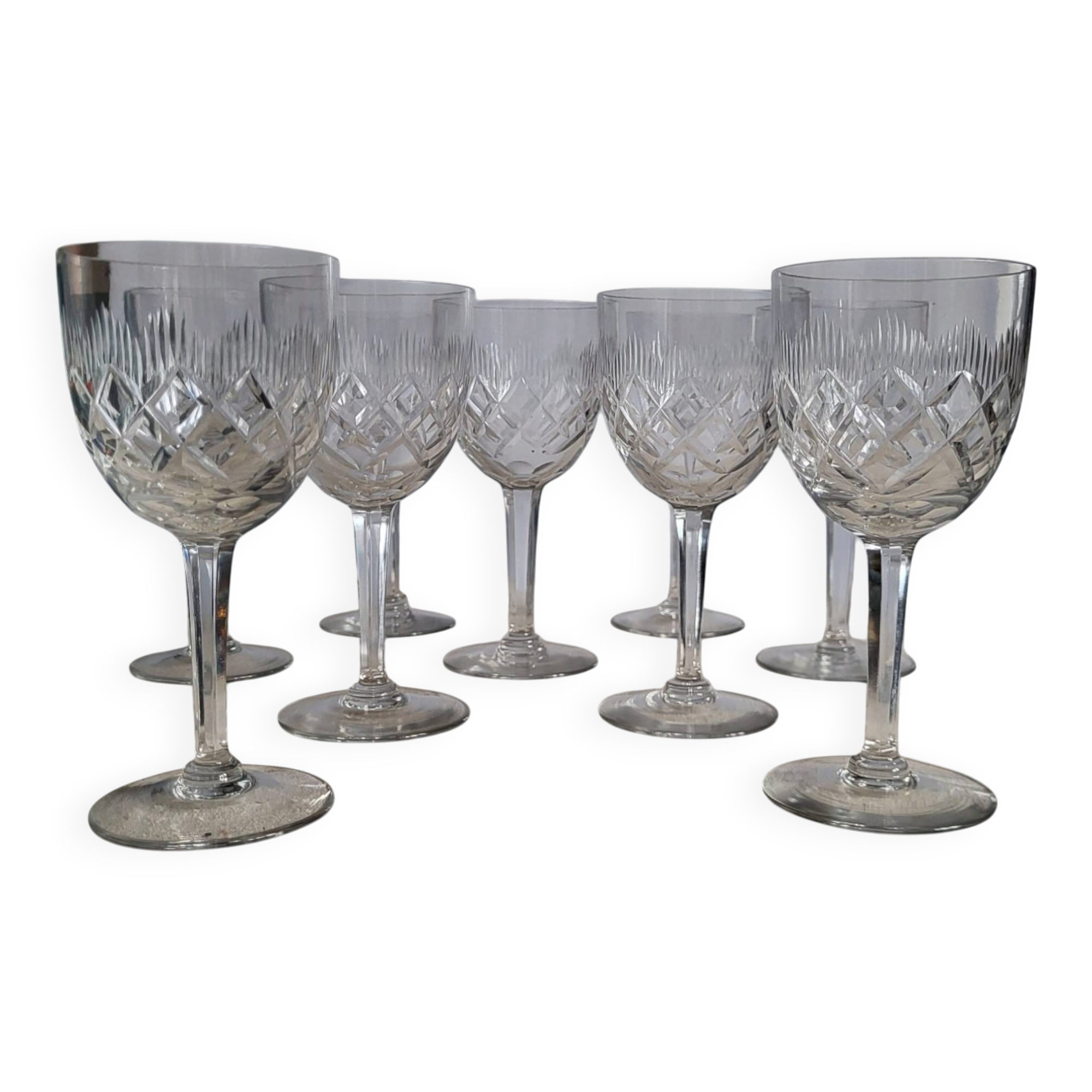 9 verres à vin / eau en cristal taillé