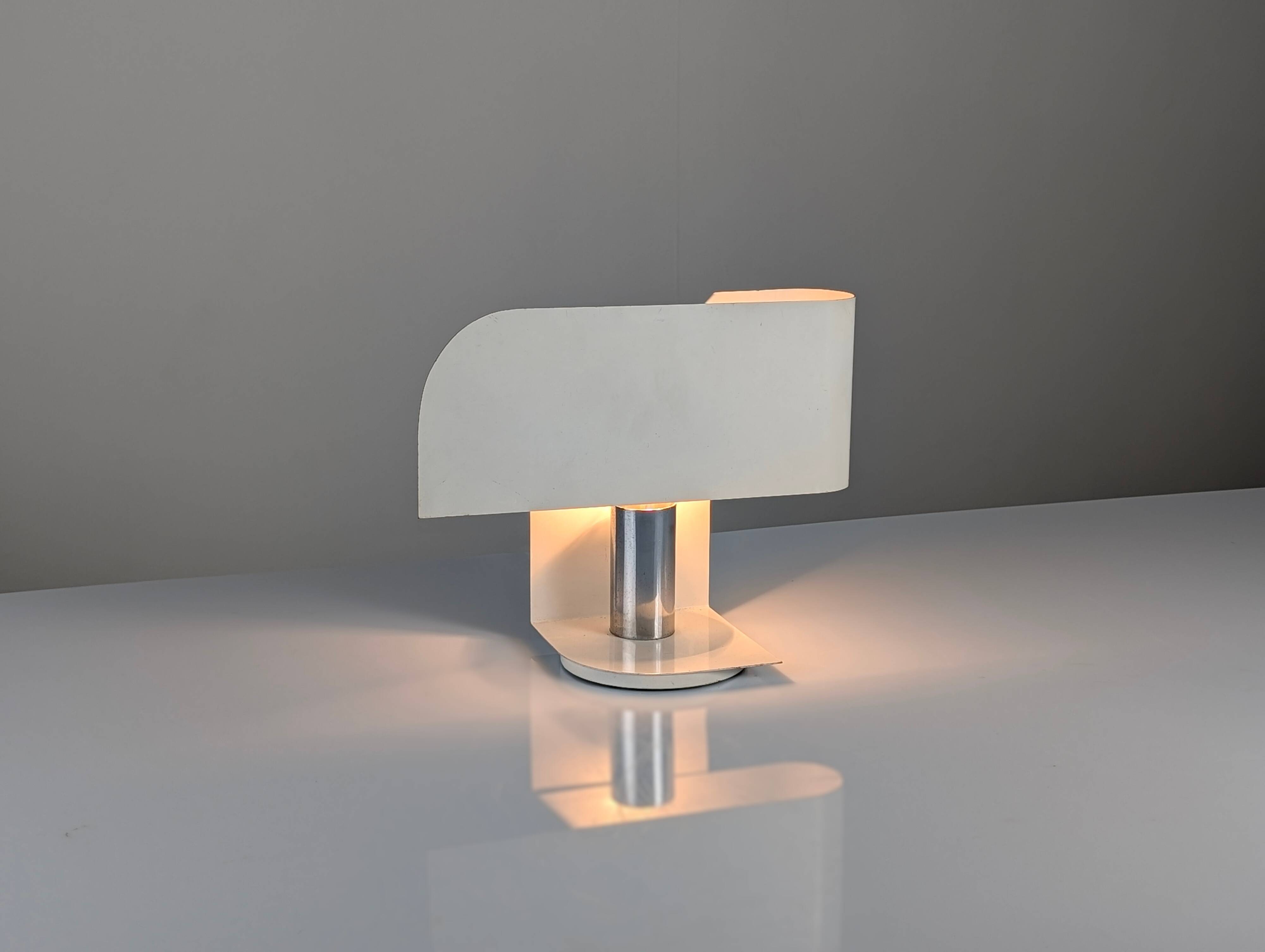 Lampe de table en métal plegado, Italie, années 1970