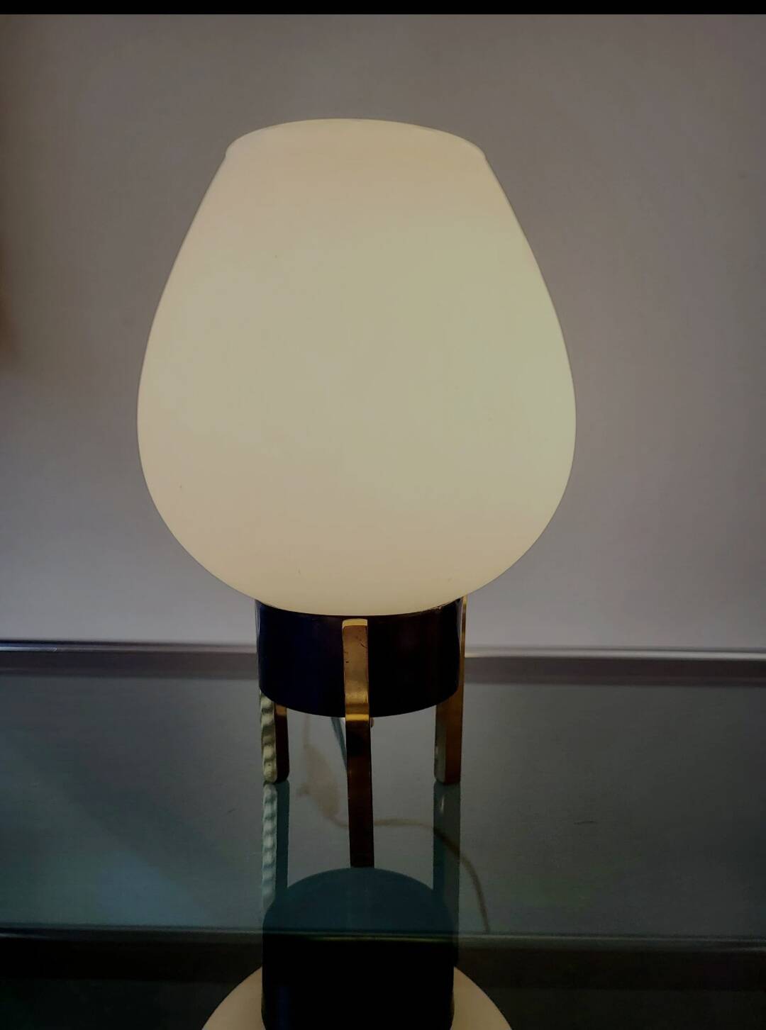 Tripod Hollywood regency tafellamp uit de jaren 60 met een wit opaline lamp