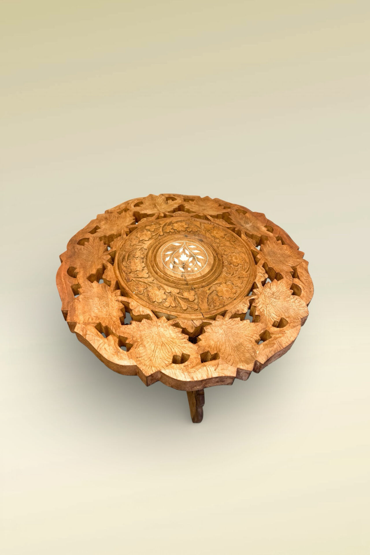 Ancienne petite table d’appoint tripode anglo-indienne en bois sculpté