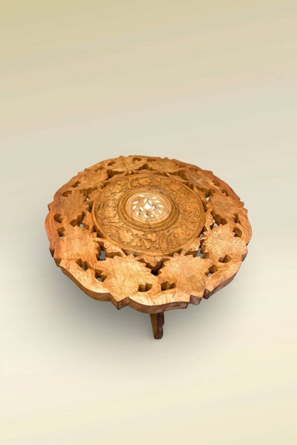 Ancienne petite table d’appoint tripode anglo-indienne en bois sculpté
