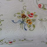 Nappe ronde brodée de fleurs colorées avec 8 serviettes