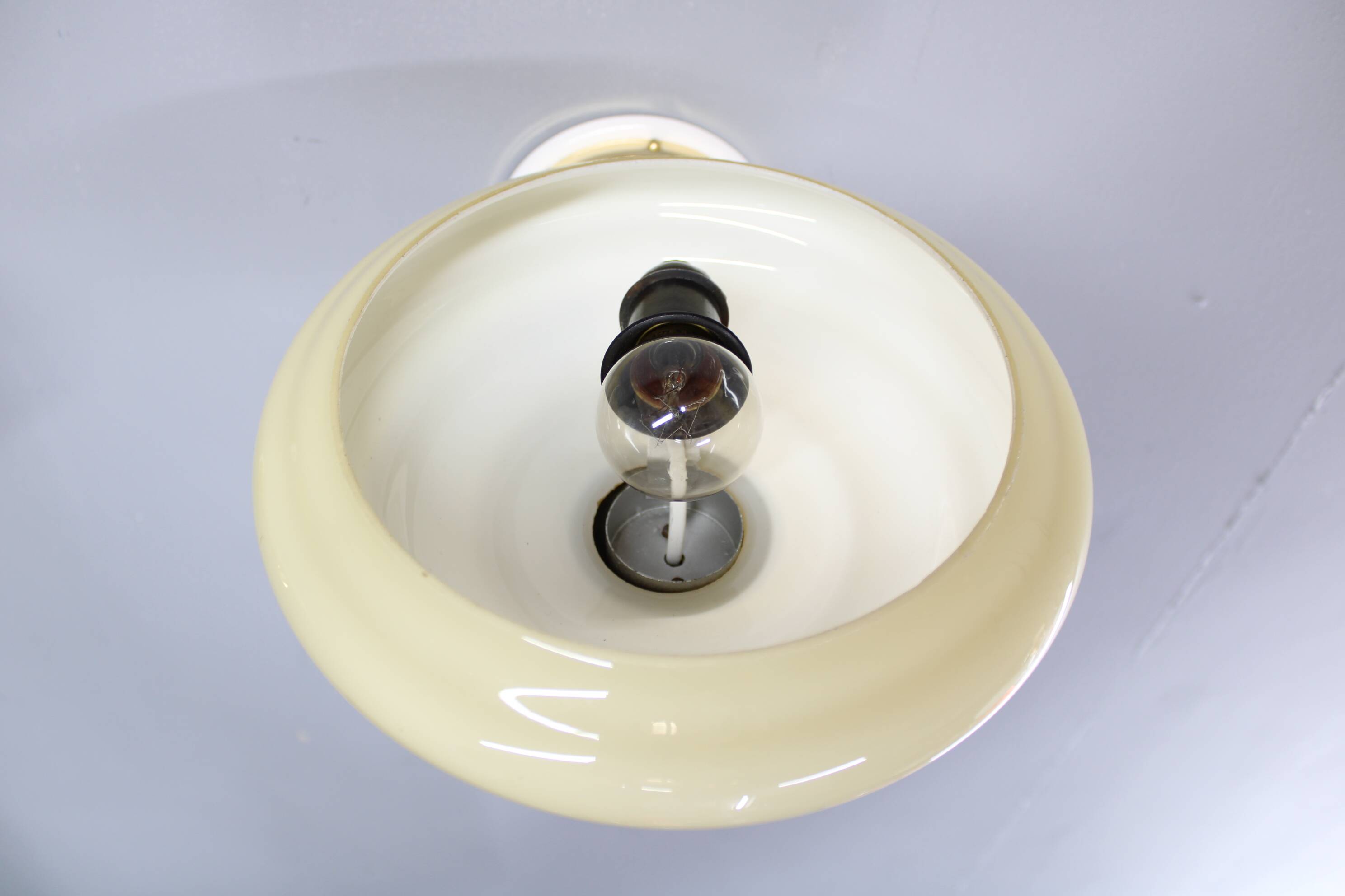 Paire d'appliques murales Art Déco tchécoslovaques des années 1940 en laiton avec abat-jour en verre opalin