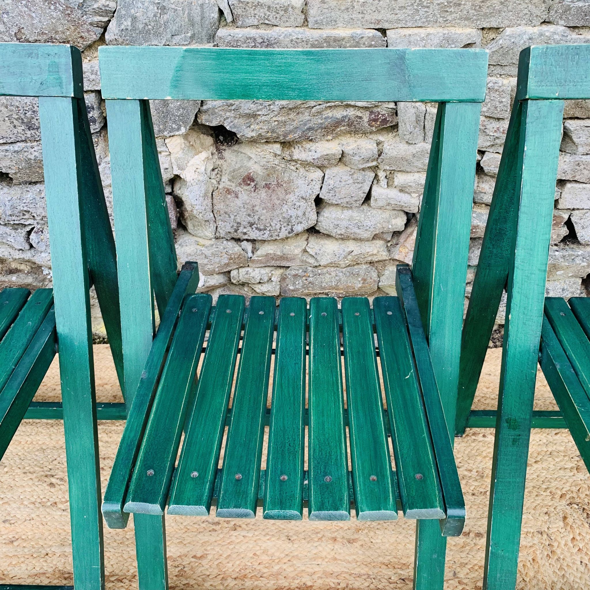 Set of 4 green folding chairs