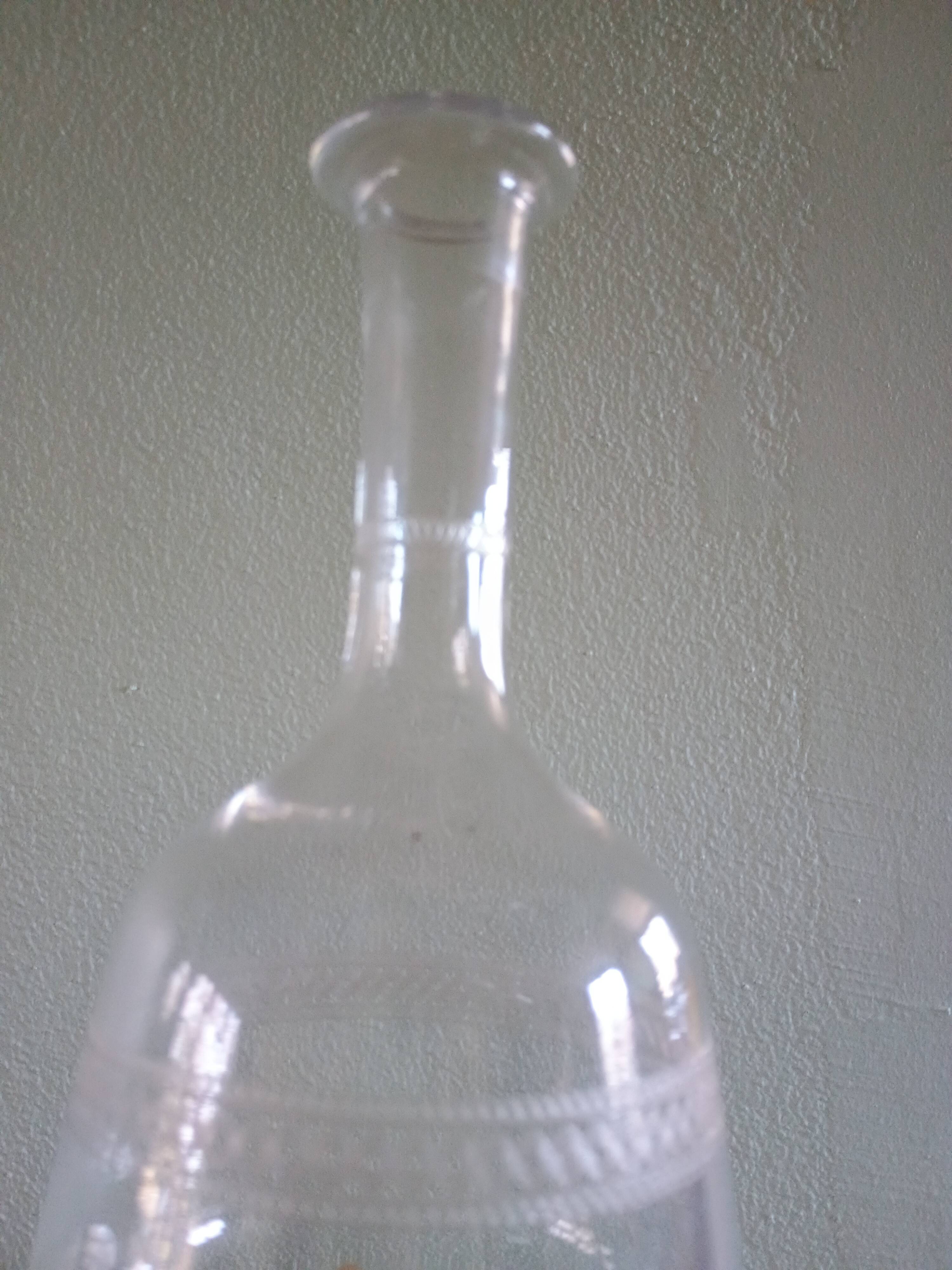 Carafe à vin ancienne - verre gravée d'une frise d'entrelacs