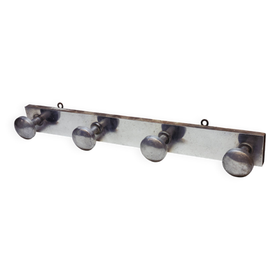 Porte manteau rétro vintage 4 patères en aluminium sur structure en bois