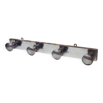 Porte manteau rétro vintage 4 patères en aluminium sur structure en bois