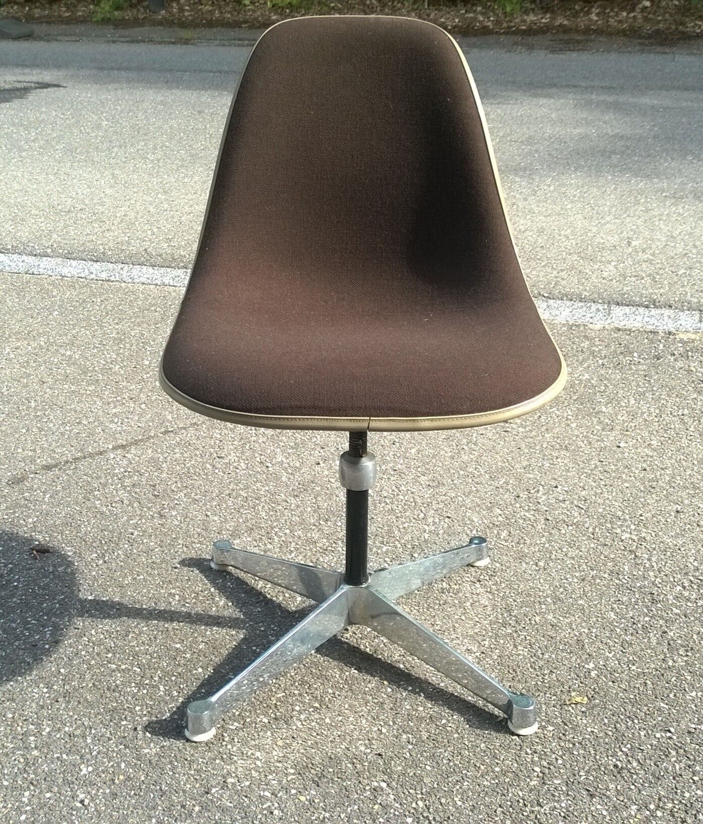 Office chair by Charles end Ray  for Herman Miller  Vitra