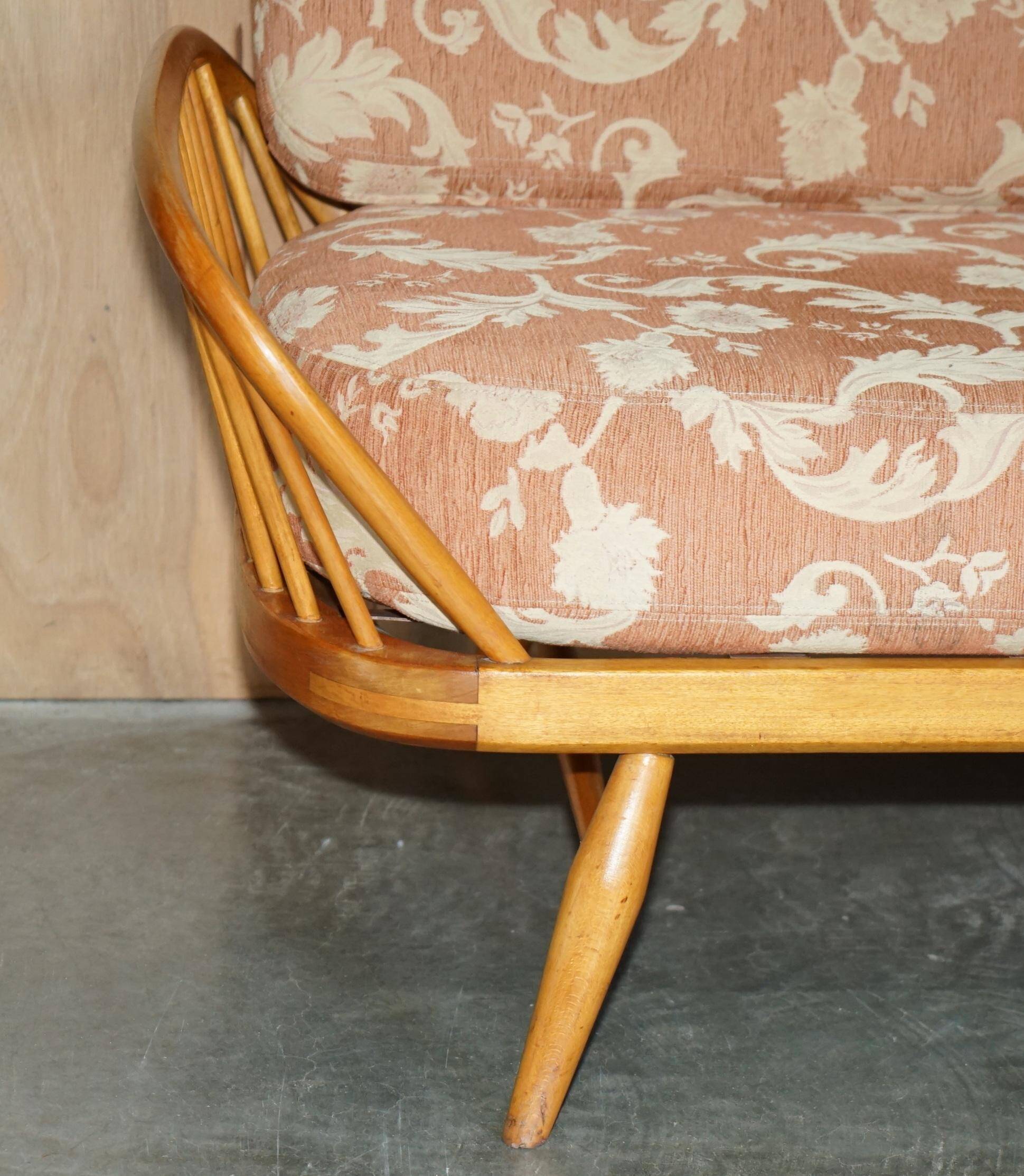 Vintage Ercol Windsor Studio 355 canapé / daybed, light wood, Mid-Century Modern design.