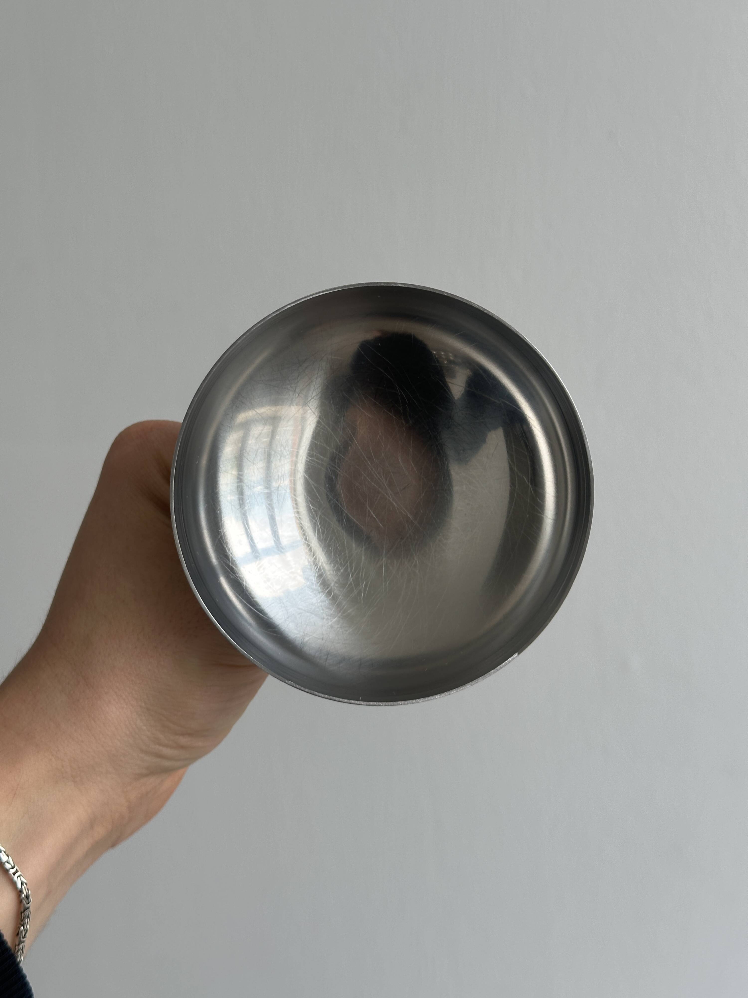 6 shiny metal cups with pearl rim