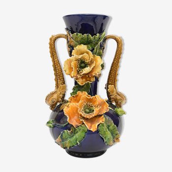 Vase en céramique aux anses en forme de dauphins