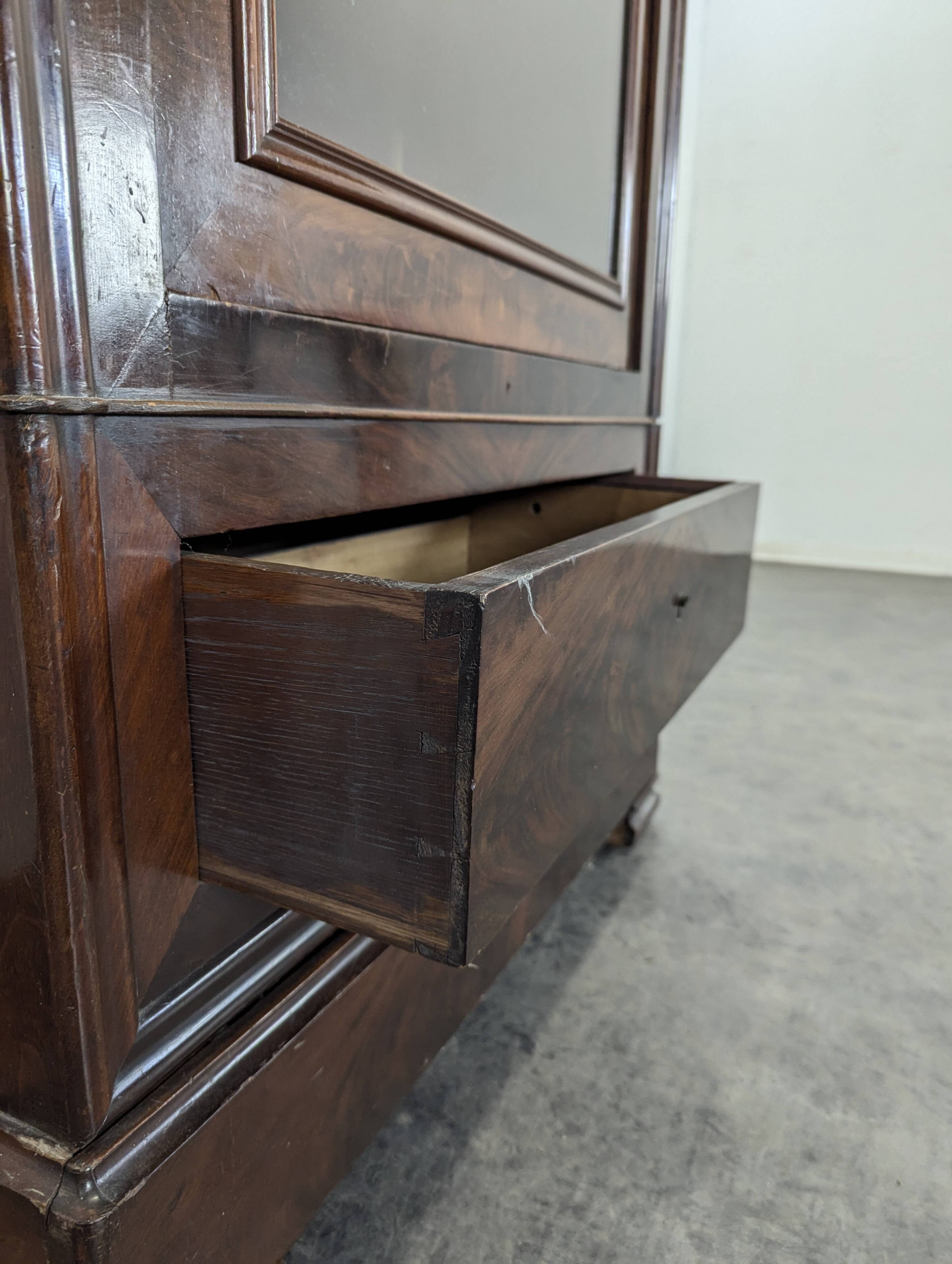 Louis Philippe period glass cabinet in flamed mahogany