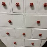 Commode blanche arrondie avec multiples tiroirs